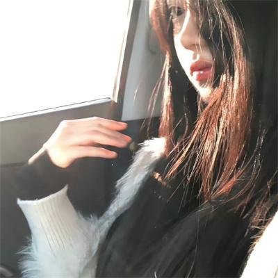 照片里的伴娘